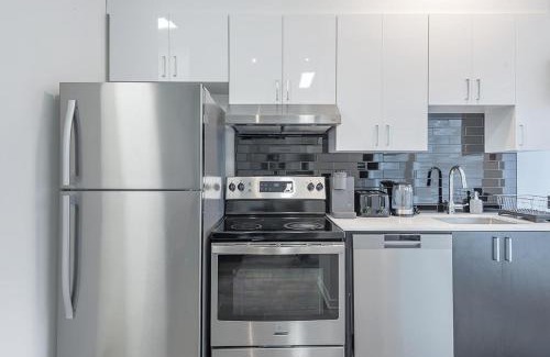 Downtown Montreal Apartment | Luxurious 3BD Apt in heart of downtown Free Parking on-site 5 min walk to Bell Center
