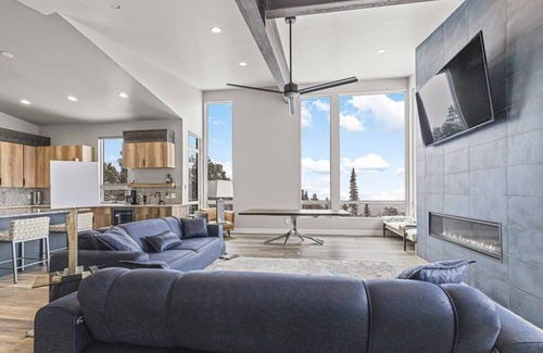 Woodmoor House | Luxurious 4 BDR Townhome w/Stunning Alpine Views