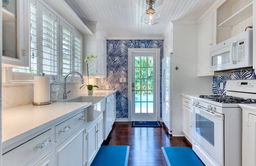 Sunshine Park House | Luxurious 4 bedroom, 3 bathroom pool home