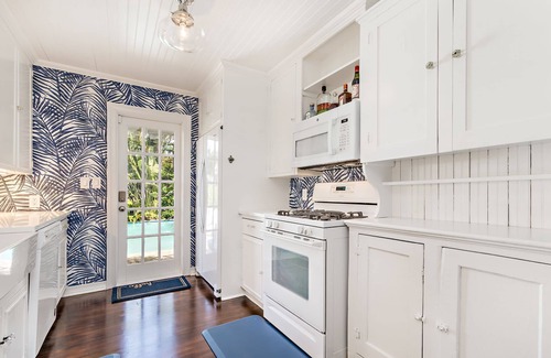 Sunshine Park House | Luxurious 4 bedroom, 3 bathroom pool home