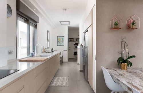 Kerem HaTeimanim Apartment | Luxurious 5BR Banana Beach Sea View by HolyGuest