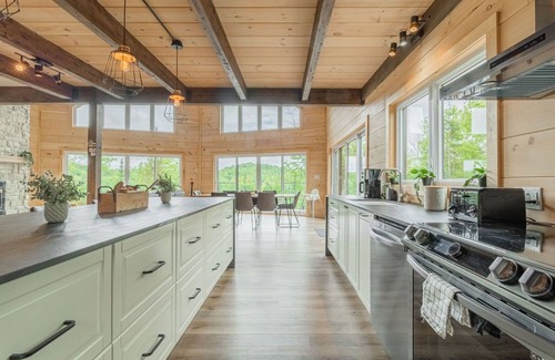 Chertsey Ski Chalet | Luxurious 5BR wood chalet, spa, fireplace, AC, high-speed Internet, kid-friendly