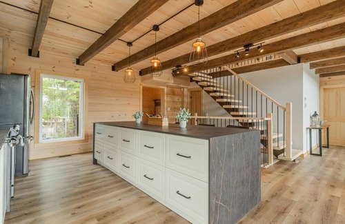 Chertsey Ski Chalet | Luxurious 5BR wood chalet, spa, fireplace, AC, high-speed Internet, kid-friendly