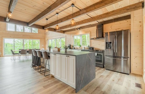 Chertsey Ski Chalet | Luxurious 5BR wood chalet, spa, fireplace, AC, high-speed Internet, kid-friendly