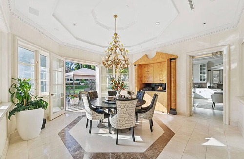 The Flats House | Luxurious 9-bedroom estate in Beverly Hills with WiFi, AC, fitness room