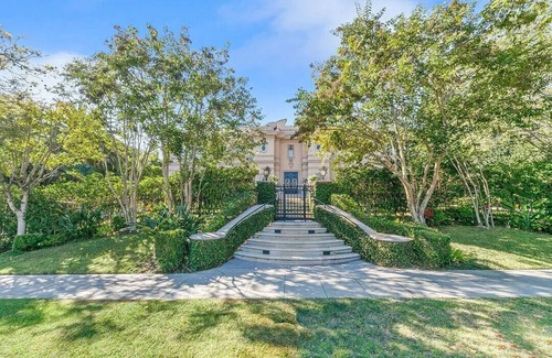 The Flats House | Luxurious 9-bedroom estate in Beverly Hills with WiFi, AC, fitness room