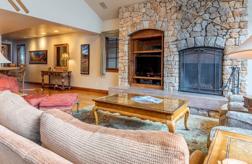 Warm Springs House | Luxurious Accommodations - Walk to Warm Springs Lifts