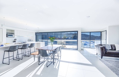 Kingston Beach Apartment | Luxurious Apartment, A Stones Throw From The Beach