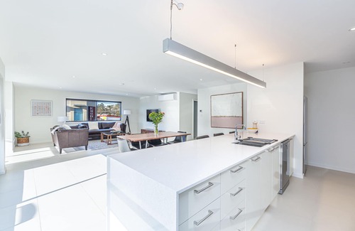 Kingston Beach Apartment | Luxurious Apartment, A Stones Throw From The Beach