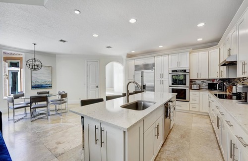 Ocean Ridge Villa | Luxurious Beach Home/Walk To Fun Beach/Gamer Room/Mins. to Downtown DelRay/WiFi