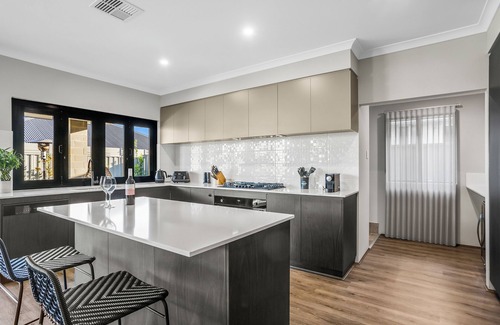 Eglinton House | Luxurious coastal retreat 1km from the beach