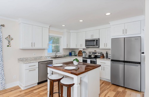 Kings Grant House | Luxurious & Comfy Haven: Prime Location ~ Pool ~ Hot Tub ~ Fire Pit ~ Gym ~ Pkg!