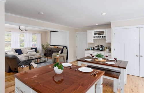 Kings Grant House | Luxurious & Comfy Haven: Prime Location ~ Pool ~ Hot Tub ~ Fire Pit ~ Gym ~ Pkg!