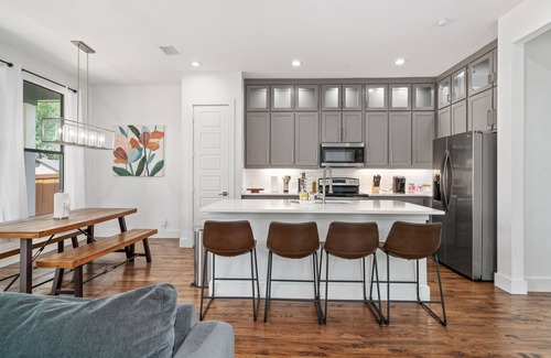 West Dallas House | Luxurious Dallas Home - 5 minutes from Downtown 🌌