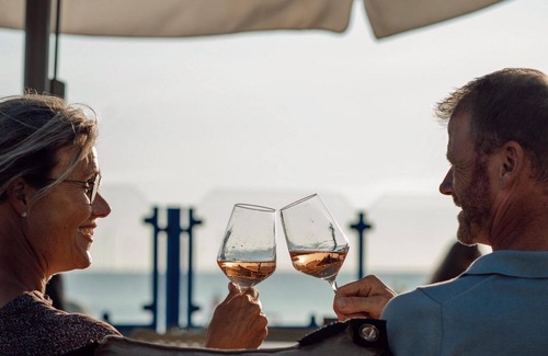 Makkum Cabin | Luxurious Dune Villa Deluxe with a large patio, three bedrooms, and fully equipped kitchen, within walking distance of the beach at Beach Resort Makkum.