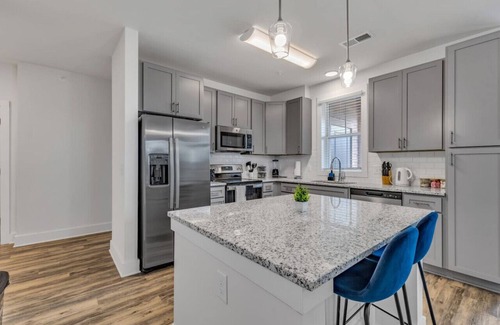 Hayes Apartment | Luxurious King 2BR Suite—Mins to