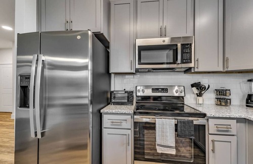 Hayes Apartment | Luxurious King 2BR Suite—Mins to Downtown Durham!