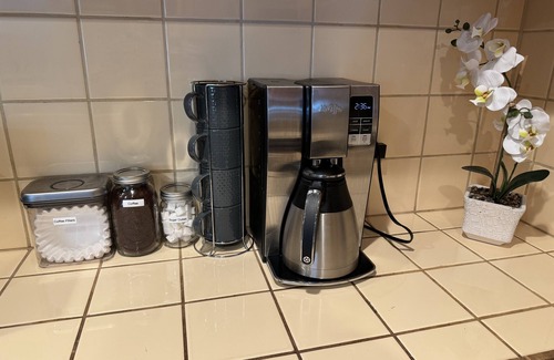 Gilroy House | Luxurious King Bed with Outdoor Space and 85” TV