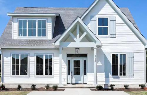 Winchester House | Luxurious Lake Getaway