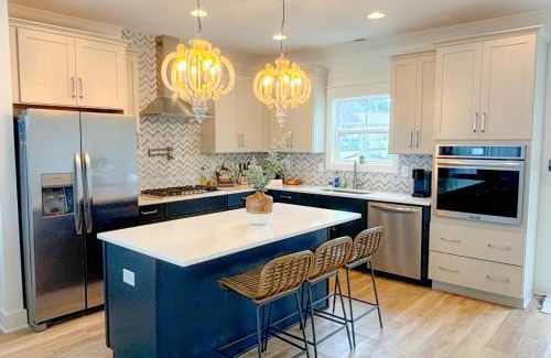 Winchester House | Luxurious Lake Getaway