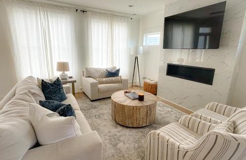 Winchester House | Luxurious Lake Getaway