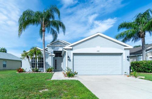 Sabal Harbour Apartment | Luxurious Lakeview Retreat - 4BD 2BA - Sleeps 9