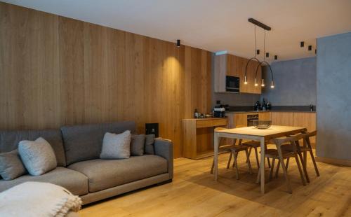 El Tarter Apartment | Luxurious Mountain Gem Enjoy Nature l Gym Sauna Pool l 1 MINUTE WALK TO SLOPES l by BonesVacances