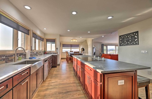 Agate Beach House | Luxurious Newport Estate w/Spa & Lighthouse Views