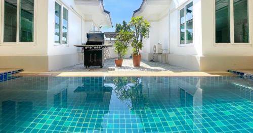 Bang Sare Villa | Luxurious Poolside Retreat in Bang Saray