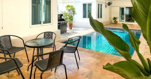 Bang Sare Villa | Luxurious Poolside Retreat in Bang Saray