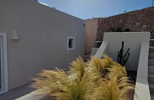 Exo Gialos House | Luxurious Private Retreat in Santorini