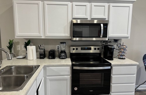Spring Hill House | Luxurious Ranch Style Modern 3BR 2 Bath home!