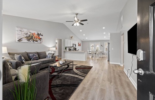 Spring Hill House | Luxurious Ranch Style Modern 3BR 2 Bath home!