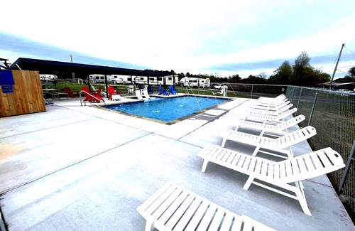 Shreveport Cabin | Luxurious Romantic Log Cabin North of Shreveport