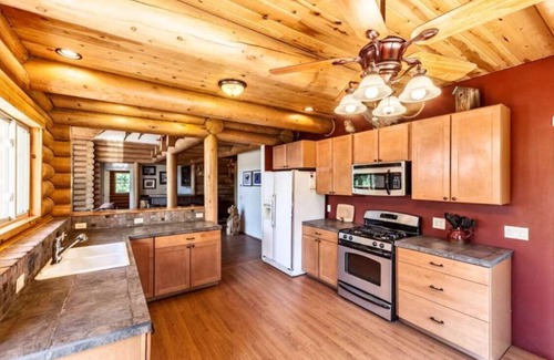 C-Road Cabin | Luxurious & spacious log cabin rental. Family friendly. Lots of amenities.
