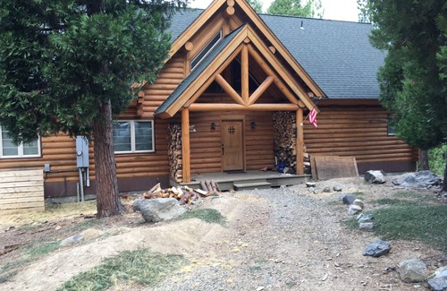 C-Road Cabin | Luxurious & spacious log cabin rental. Family friendly. Lots of amenities.