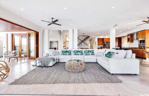 Mooloolaba House | Luxurious, tropical Haven Mooloolaba