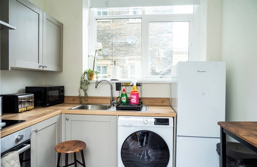Dewsbury Apartment | Luxury 1- Bed Apartment Opposite Dewsbury Train Station