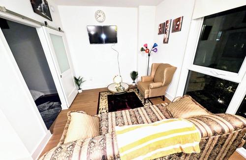 Gallaudet Bed & Breakfast | Luxury 1-bedroom with rooftop pool,AC in fabulous Downtown Washington