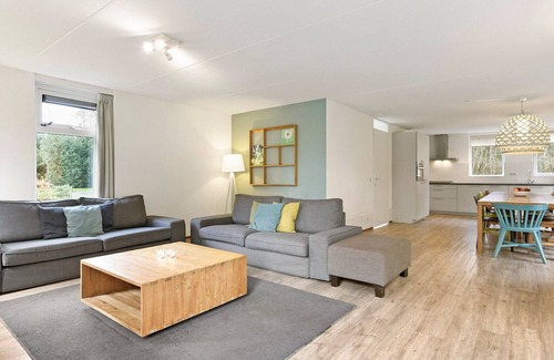 Midlaren Cottage | Luxury 12-person bungalow