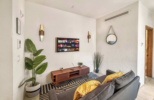 Society Hill Apartment | Luxury 1BD Stay in South St | 1 Bed Retreat