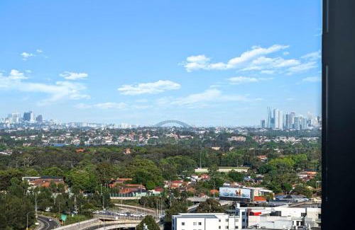 Homebush Apartment | Luxury 1BR Apt with Stunning City Skyline Views