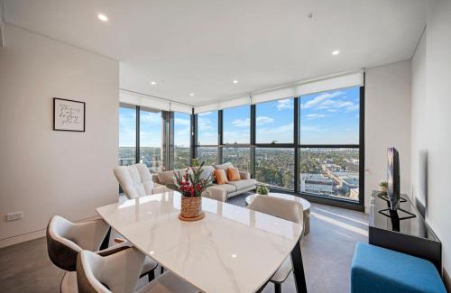 Homebush Apartment | Luxury 1BR Apt with Stunning City Skyline Views