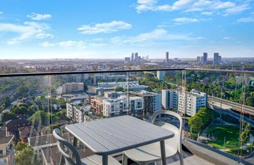 Homebush Apartment | Luxury 1BR Apt with Stunning City Skyline Views