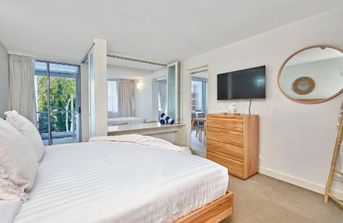 Palm Cove Apartment | Luxury 2 Bed Palm Cove Unit, Pool & Partial Ocean View from 2nd Floor
