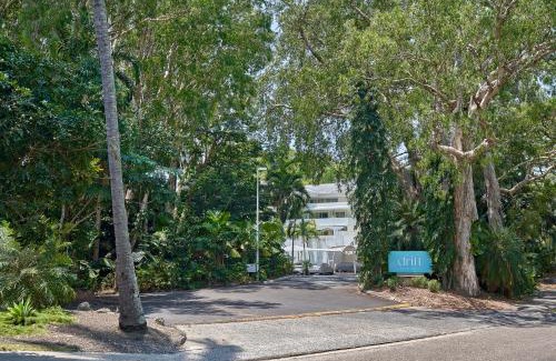 Palm Cove Apartment | Luxury 2 Bed Palm Cove Unit, Pool & Partial Ocean View from 2nd Floor