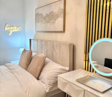 Leeds Apartment | Luxury 2 bedroom Leeds City Apartment with Free parking & Jacuzzi bath