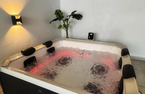 Dafni Apartment | Luxury 2 storey 2bedroom condo with Private Jacuzzi & patio - Athens