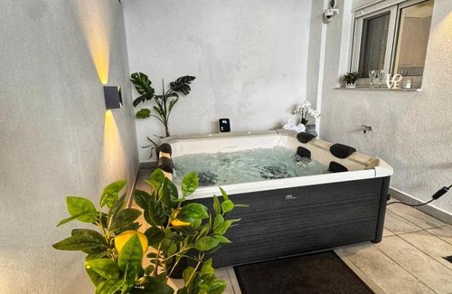 Dafni Apartment | Luxury 2 storey 2bedroom condo with Private Jacuzzi & patio - Athens