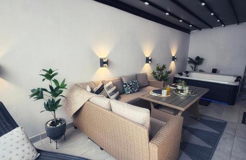 Dafni Apartment | Luxury 2 storey 2bedroom condo with Private Jacuzzi & patio - Athens